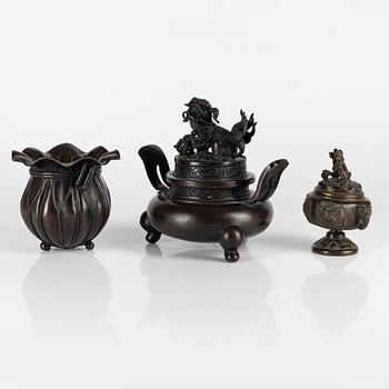 A group of three Japanese bronze censers, late Meiji (1868-1912).