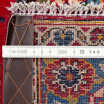 A carpet, semi-antique, Kashan, ca 365 x 295 cm.