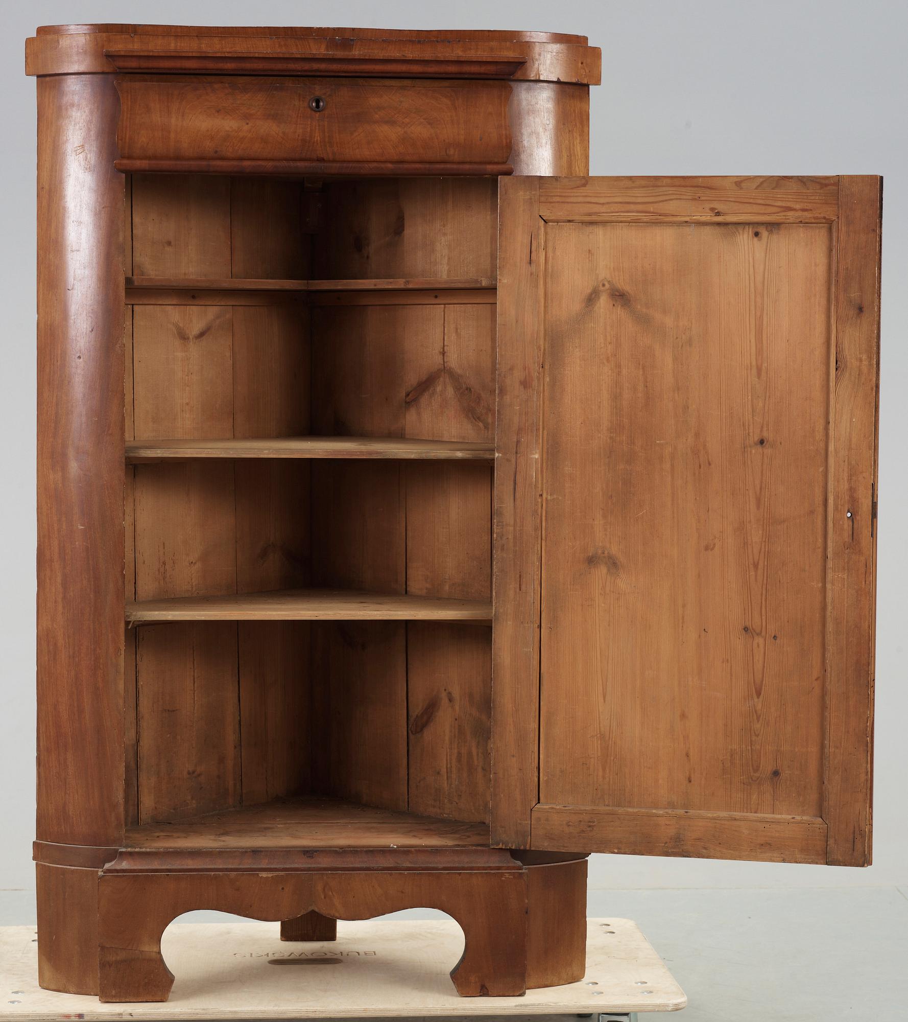 HÖRNSKÅP, Karl Johan, 1800-talets mitt.