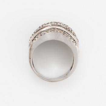 Ring  18K vitguld med bagettslipade diamanter och briljanter ca 1,7 ct.