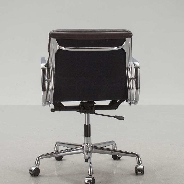SKRIVBORDSSTOL, "Softpad/EA 217", Charles & Ray Eames, Vitra, märkt.