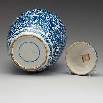 A blue and white jar with cover, Qing dynasty, 19th Century.