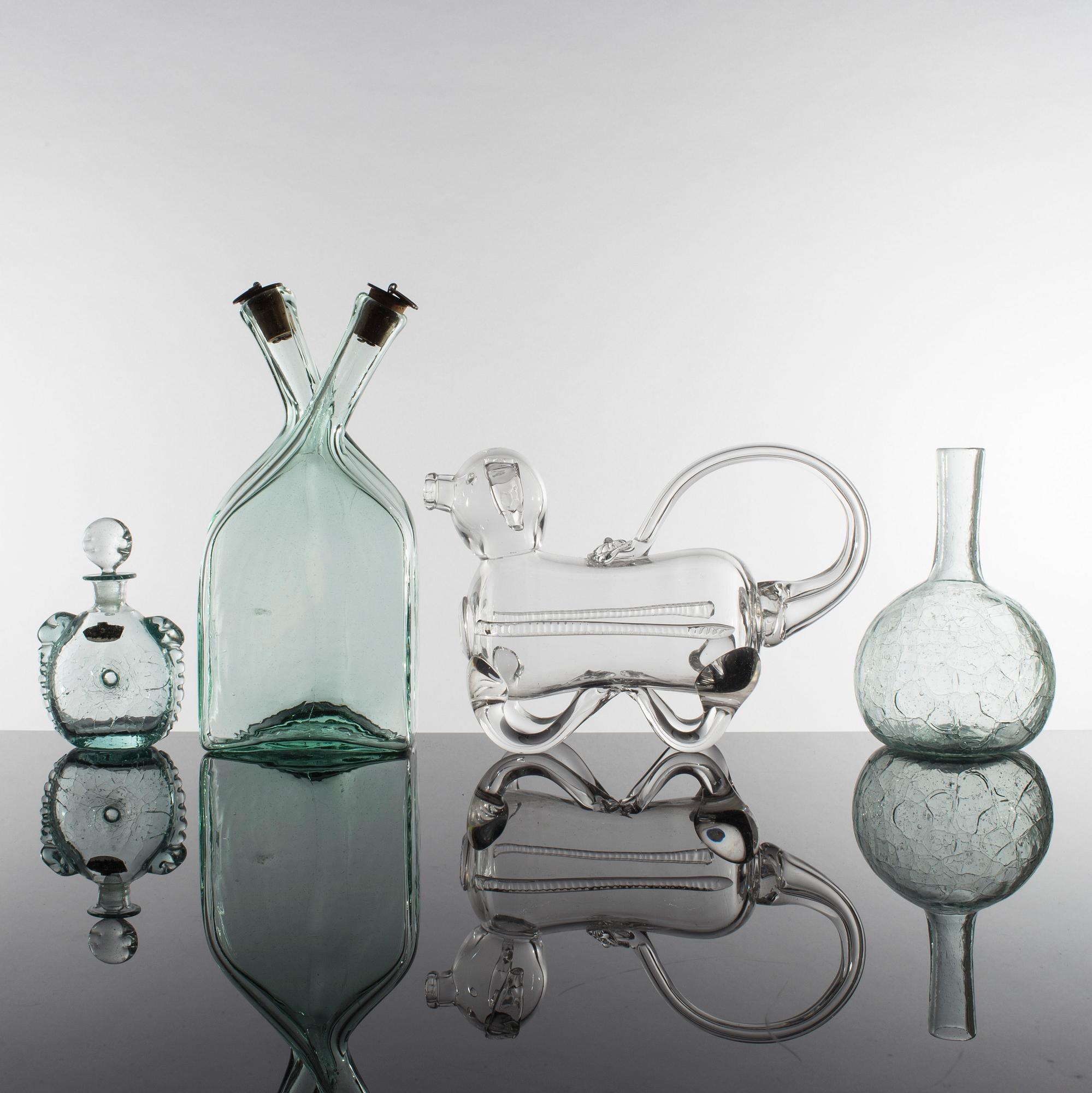 KARAFFER 7 st, sejdlar 2 st, potta och fyllehund, bl a Stockholms glasbruk, Skansen, Ture Berglund.