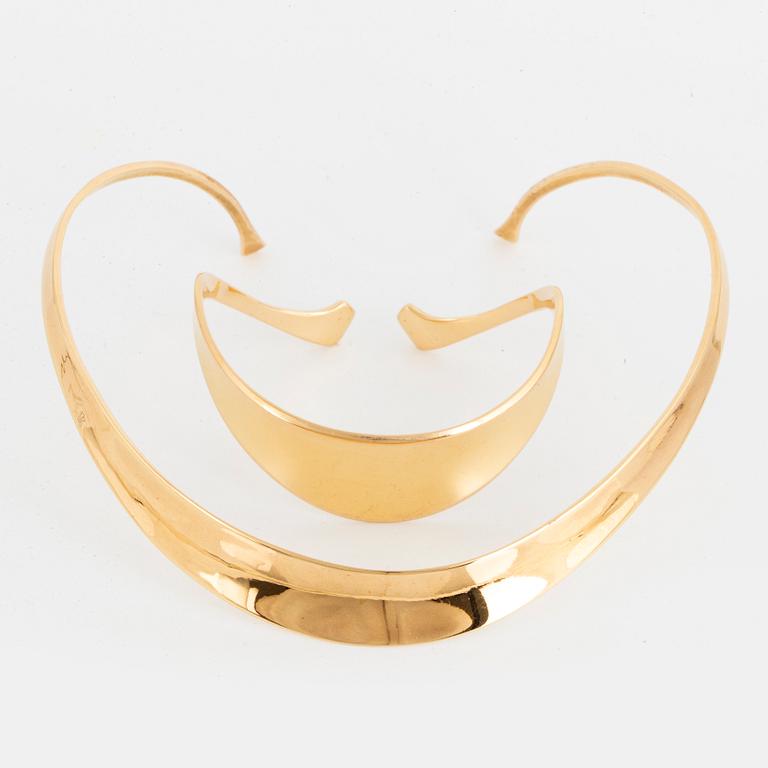 18K gold necklace and bracelet.