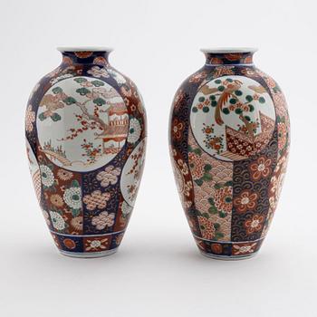 A pair of Japanese porcelain vases, first half of the 20th Century.