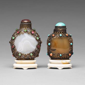 723. Two agathe snuff bottles, late Qing dynasty, 19th Century.