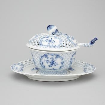 LOCKTERRINER, ett par, porslin, Meissen, 1900-tal.