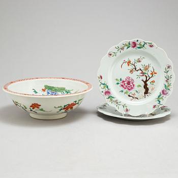 A famille rose export porcelain bowl and a pair of pates, Qing dynasty, 18th century.