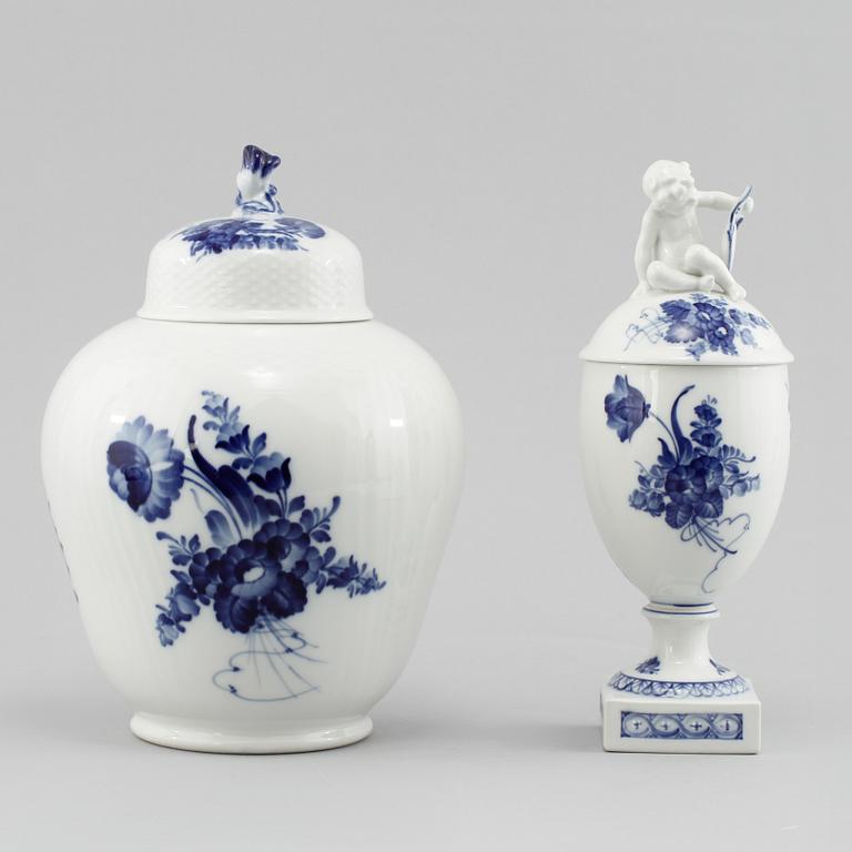 LOCKURNOR, 2 st, porslin, "Blå blomst", Royal Copenhagen, 1900-tal.