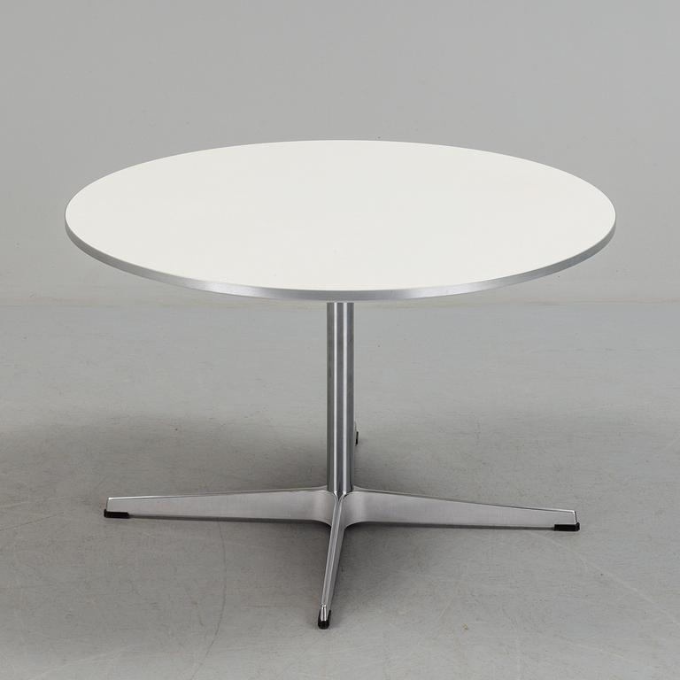 ARNE JACOBSEN, barngrupp, 4 stolar samt bord, Fritz Hansen.