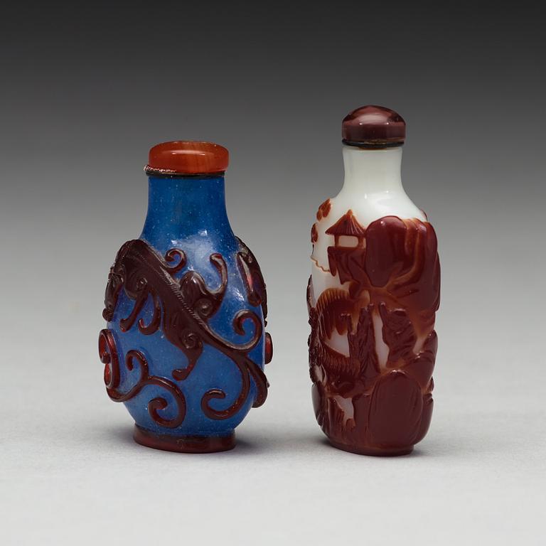 SNUSFLASKOR, två stycken, pekingglas. Kina, 1900-tal.