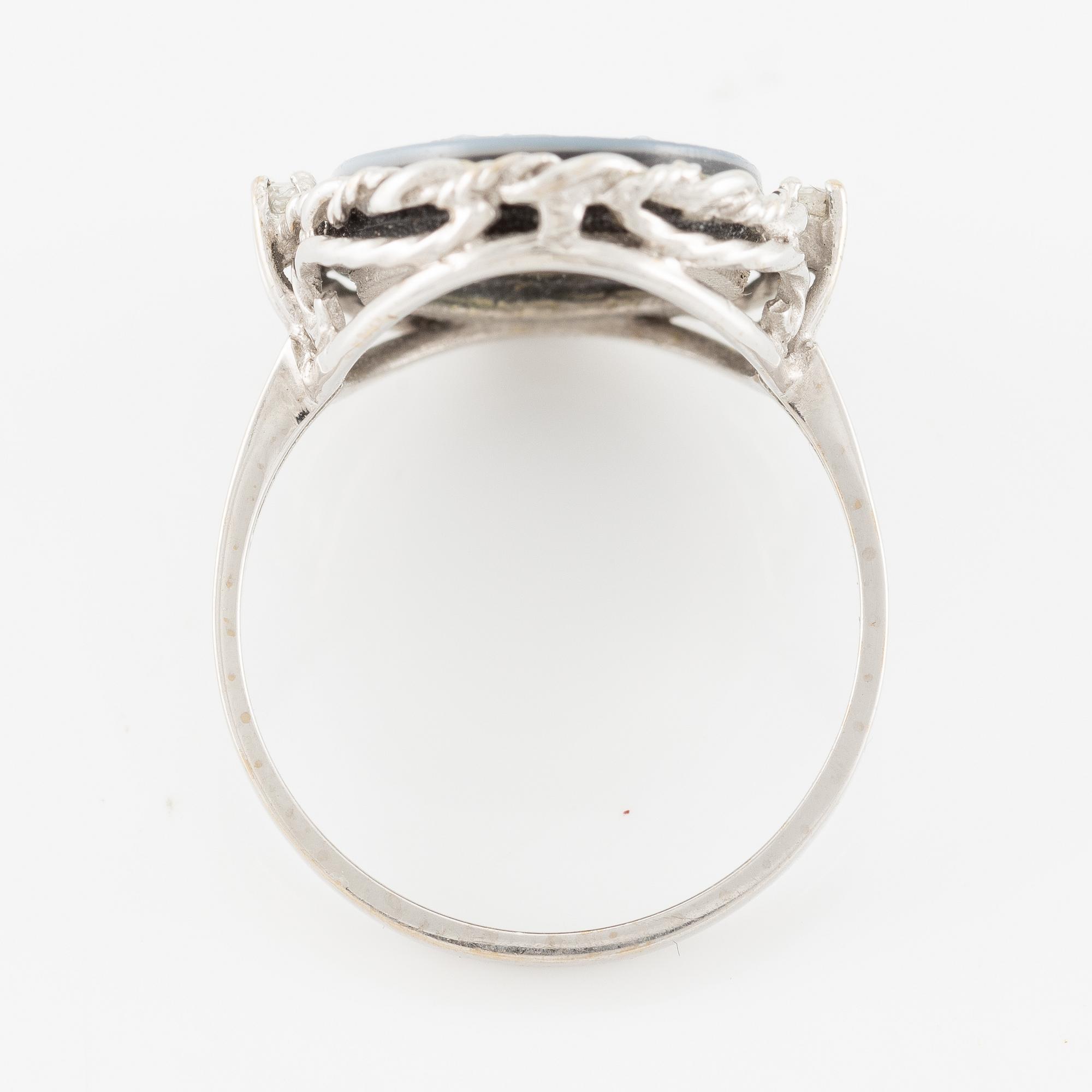 Ring in 18K white gold with a cameo in agate and round brilliant-cut diamonds.