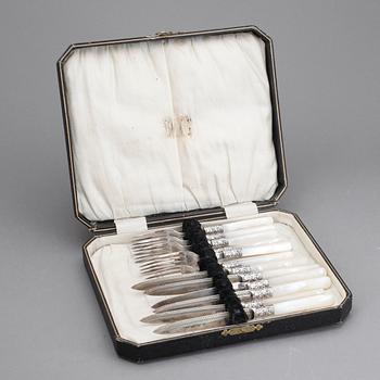 SMÖRGÅSBESTICK, 12 delar, silver och pärlemor, Allen & Darwin, Sheffield, England, 1906.