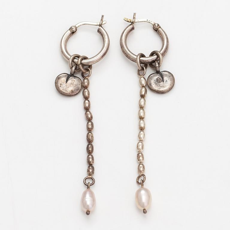 Kirsti Doukas, a necklace, pair of earrings and two bracelets, 'Vanamo', sterling silver, and cultured pearls.
