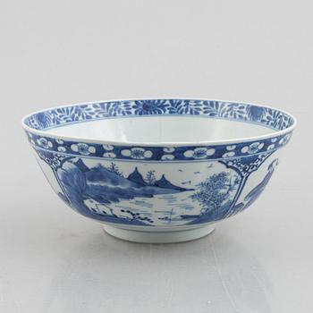A blue and white bowl and bottle, China, Qing dynasty, 19th century.