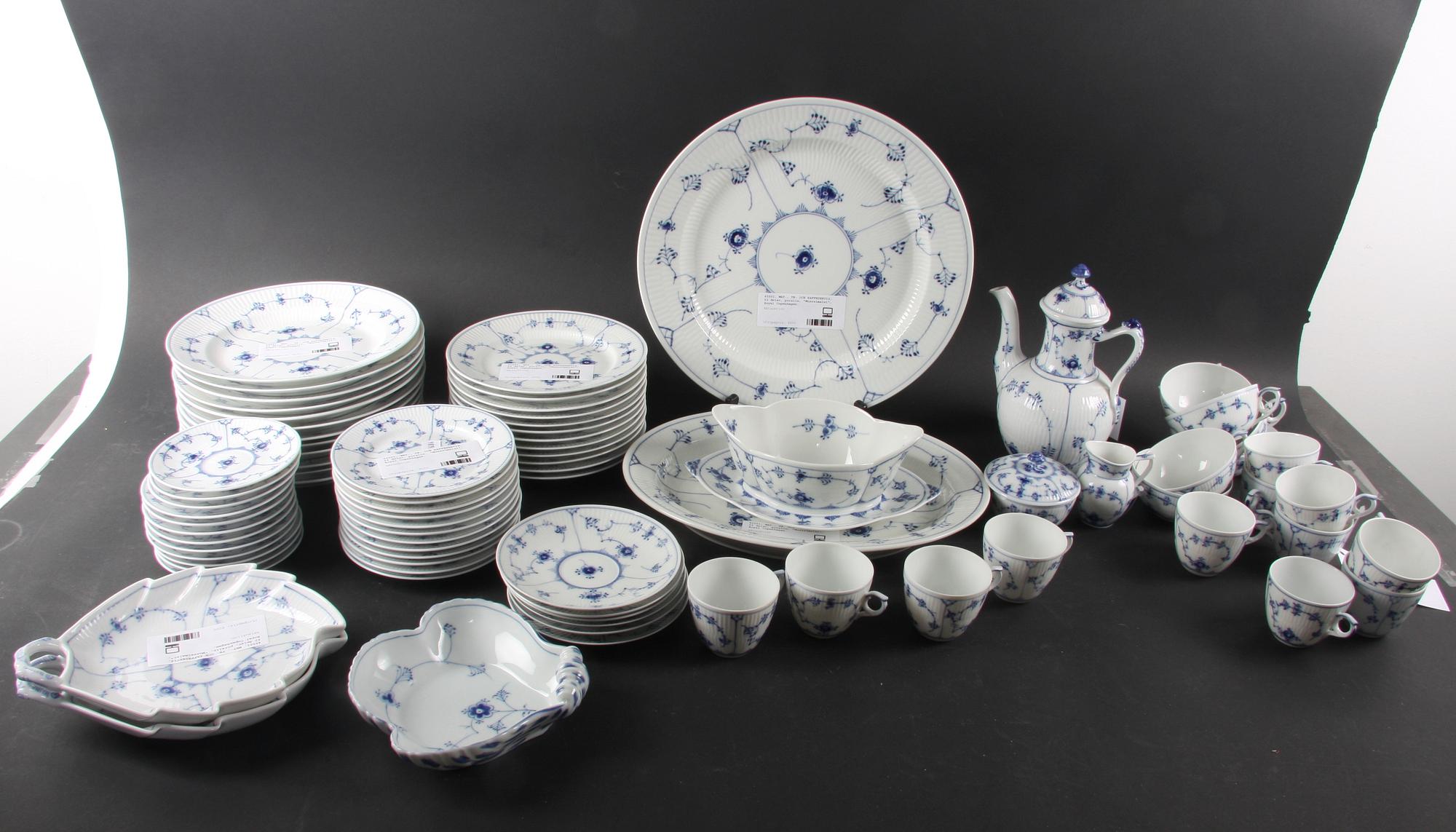 MAT-, TE- OCH KAFFESERVIS, 62 delar, porslin, "Musselmalet", Royal Copenhagen.