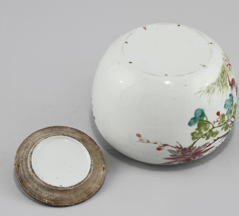 URNA MED LOCK, porslin, Kina, 1900-tal.