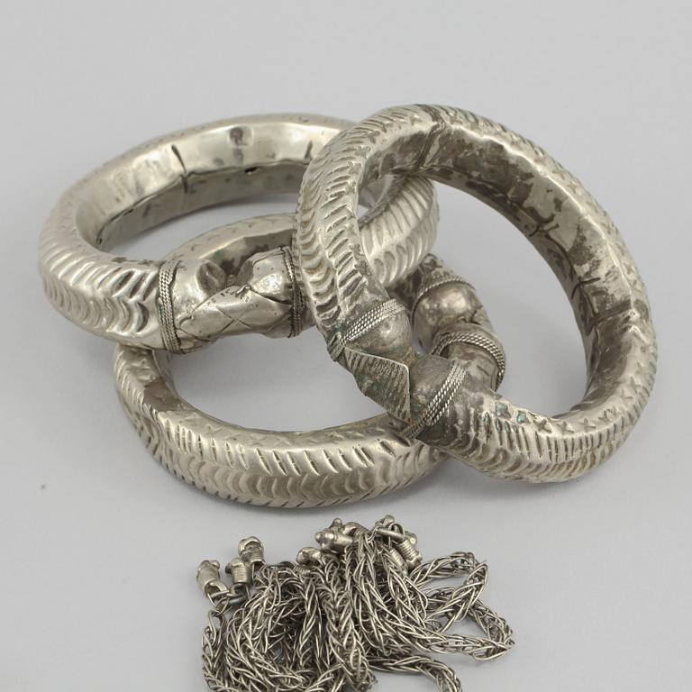 PARTI SMYCKEN, 12 delar, vitmetall samt färgade glaspärlor, 1900-tal.