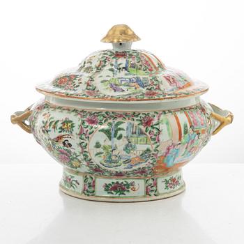 A large Chinese famille rose porcelain Canton tureen with cover, Qing dynasty, 19th century.