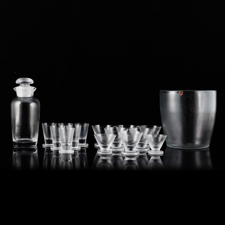 VICKE LINDSTRAND, a 16-piece 'Iced' glass service, Orrefors.