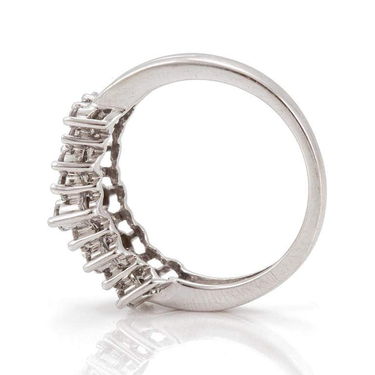 A ring set with round, brilliant-cut diamonds.