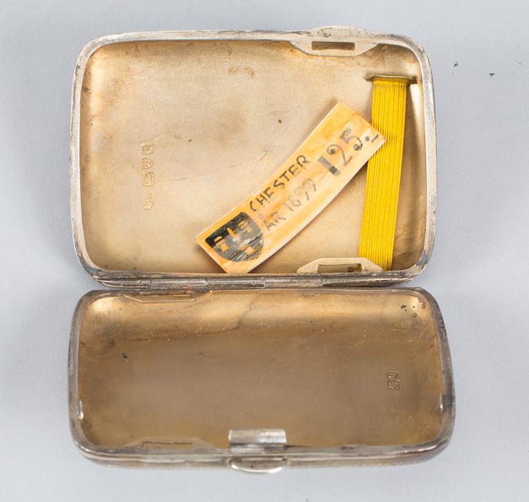 CIGARETTETUI, silver, Chester, England 1899-1900. Vikt ca 84 g.