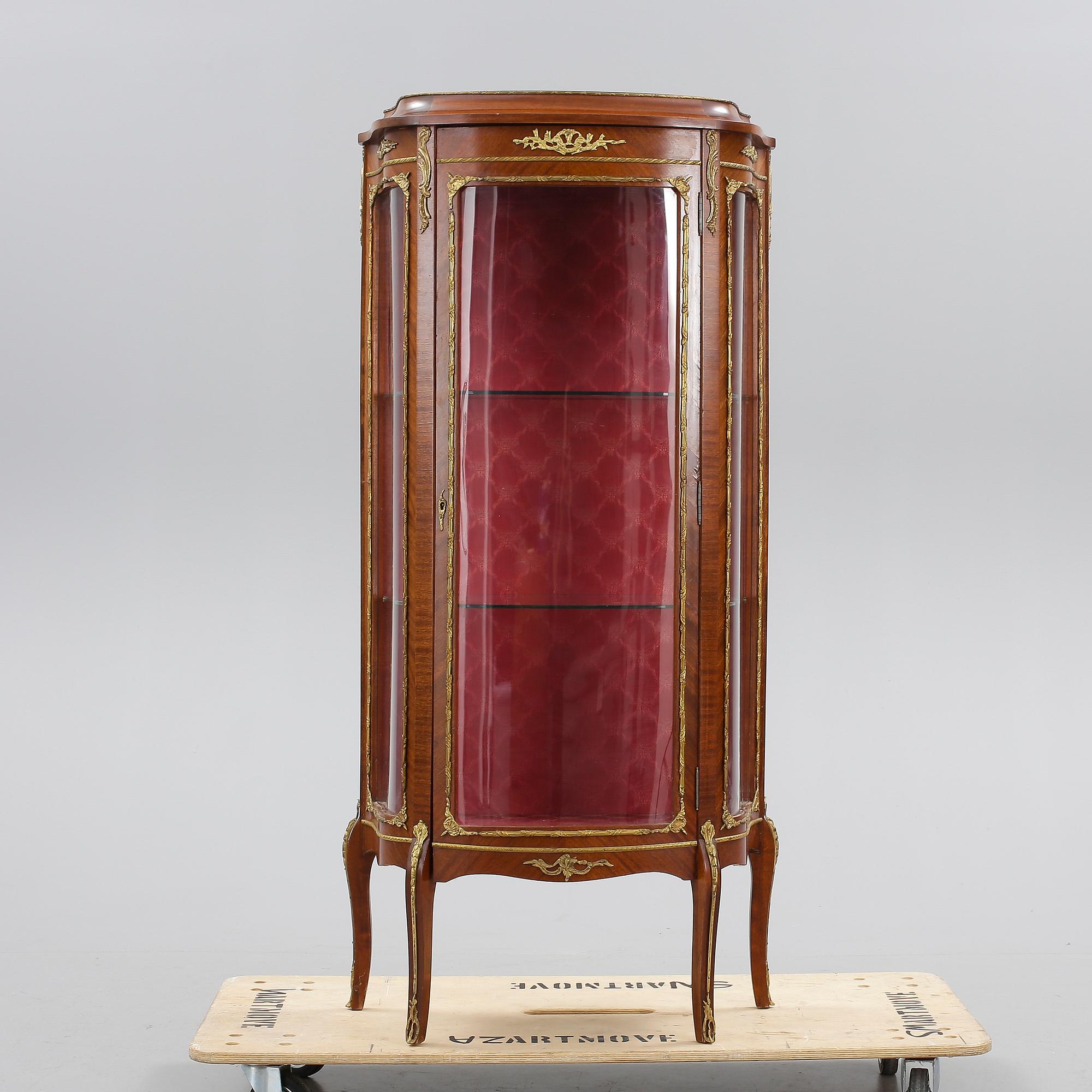 VITRINSKÅP, Louis XVI-stil, 1900-talets första hälft.