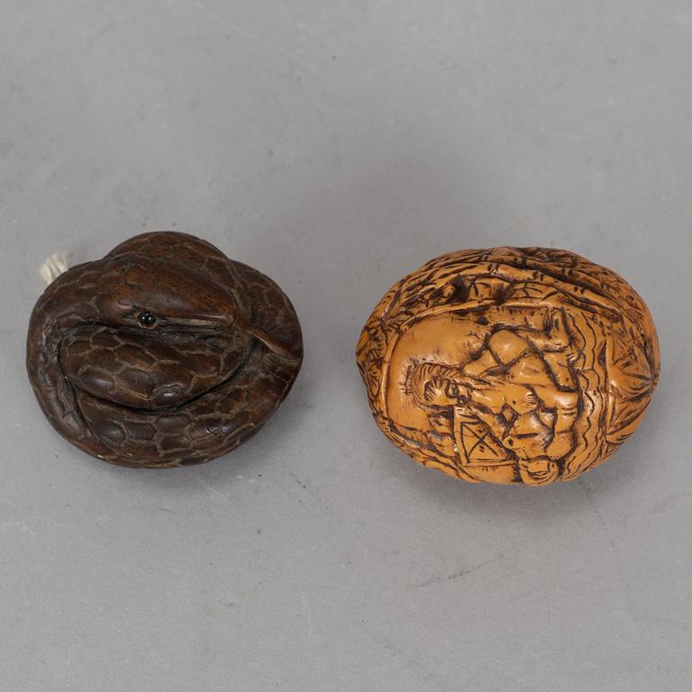 NETSUKE samt VALNÖT. Japan, 1900-tal.