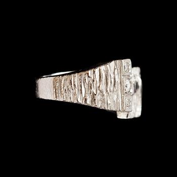 RING, 18k vitguld med 3 briljantslipade diamanter, tot ca 0,10 ct. 1976. Vikt 7,2 g.