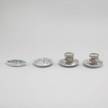 Two porcealin cups with saucers and a small dish from China, 18th century.