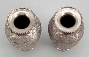 URNOR, ett par, silver, Persien, omkr sekelskiftet 1900. Totalvikt: 310 gram.