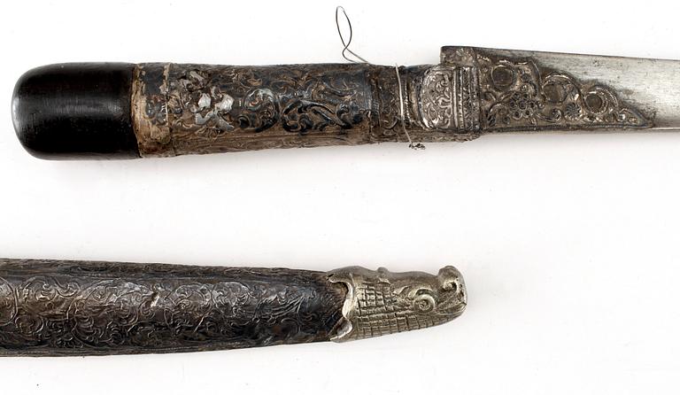 TULWAR samt DOLKAR, 2 st, orientaliska, 1800/1900-tal.