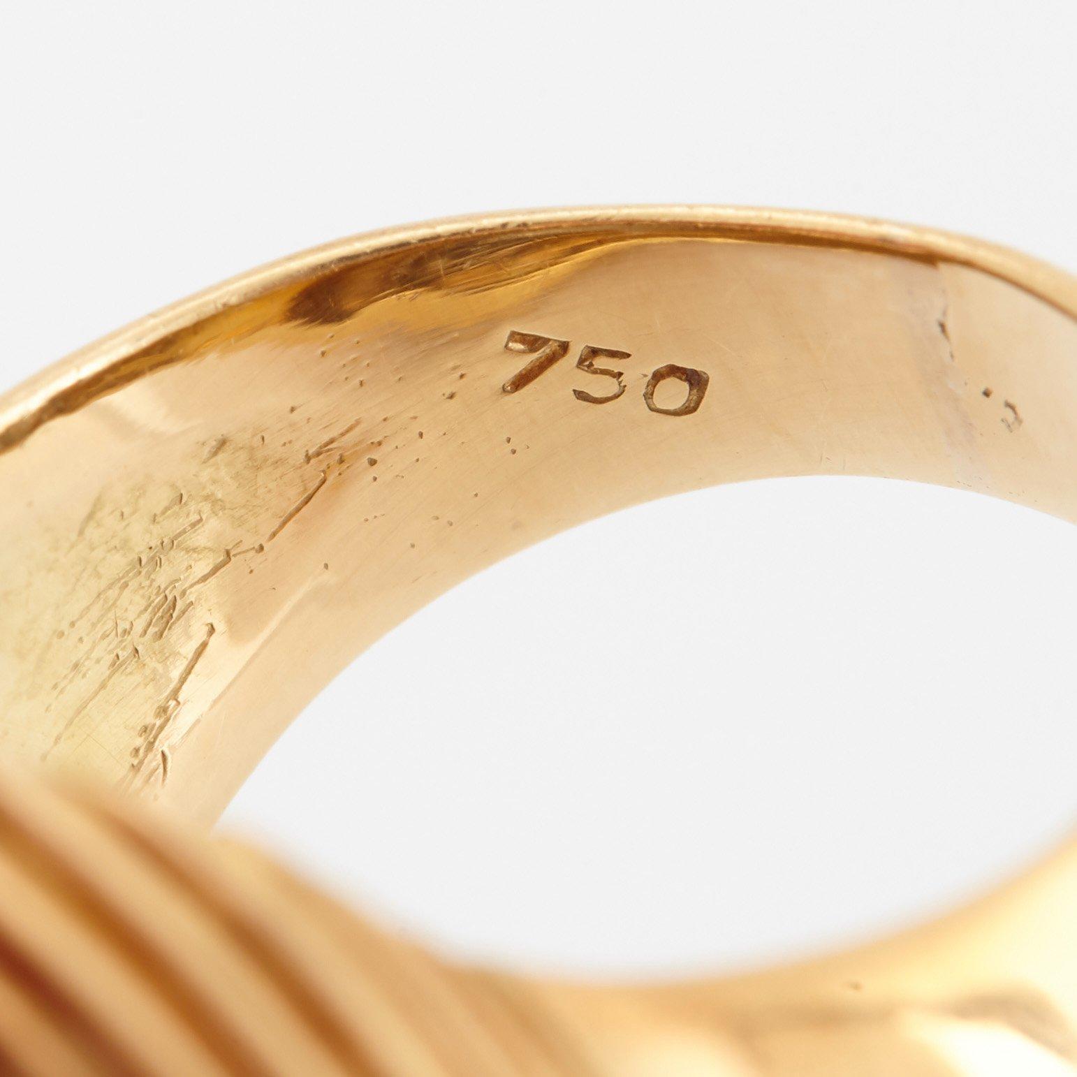 Ring 18K guld med runda briljantslipade diamanter.