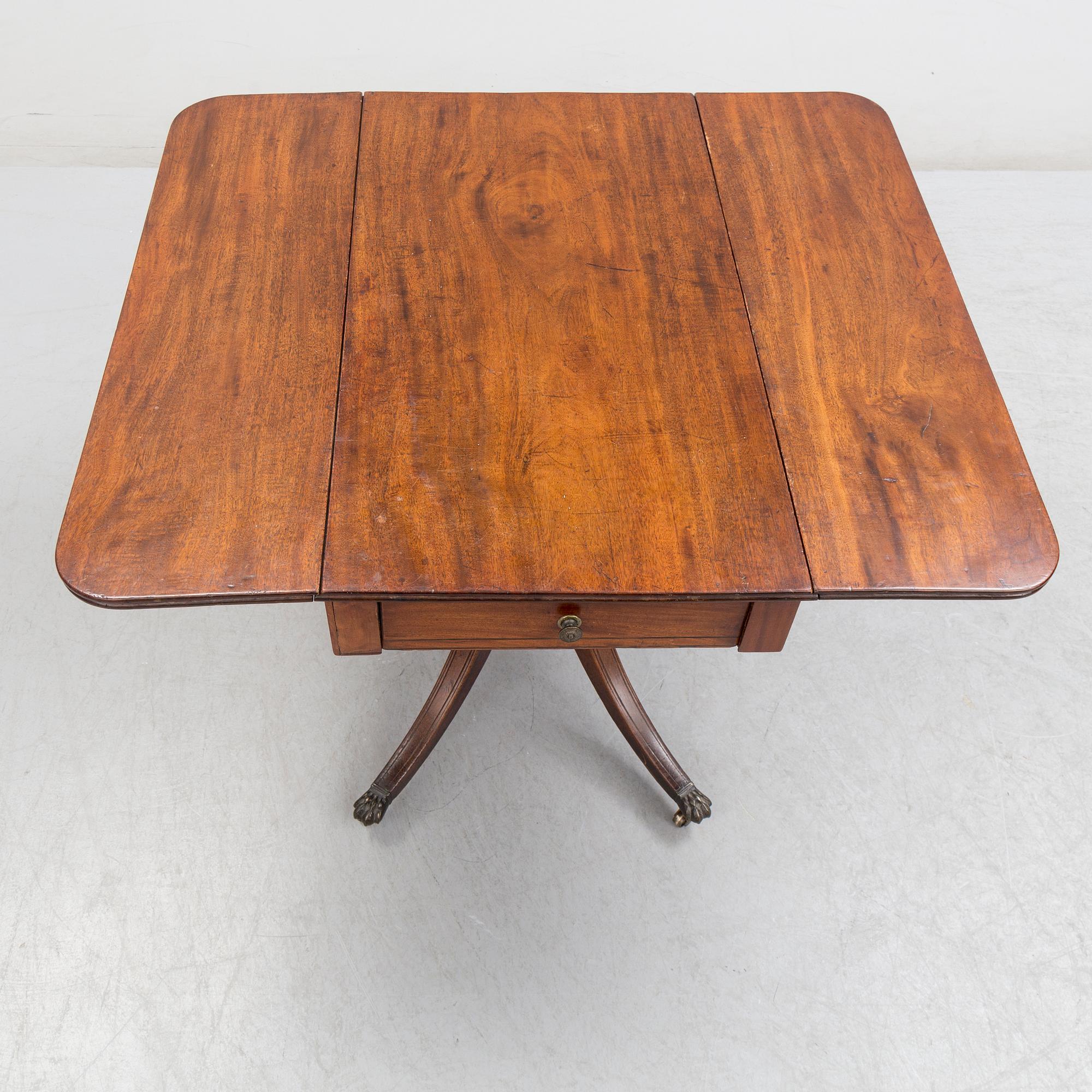 A mahogany table, England, late 19th / early 20th century.