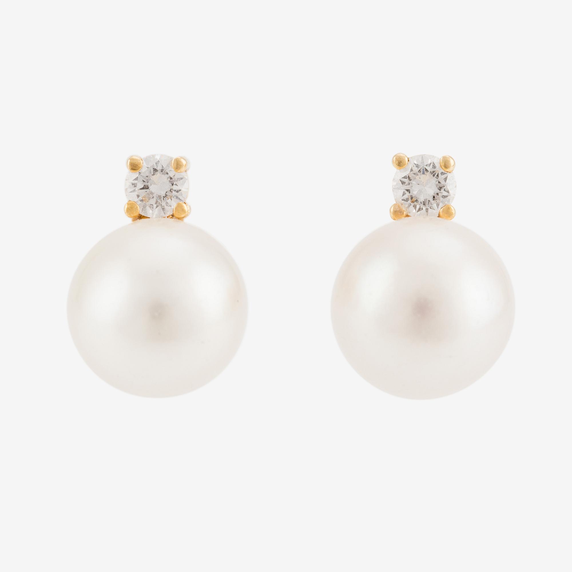 Örhängen, ett par, med odlade pärlor och briljantslipade diamanter.