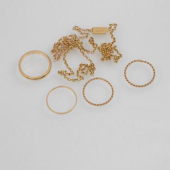 KEDJA SAMT RINGAR, 3 st, 18K guld delvis August Wilhelm Arnesen, Stockholm, 1880. Vikt 9,2 gram.