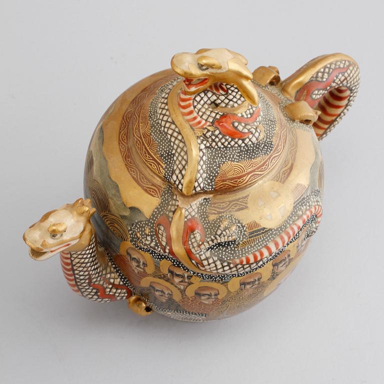 A japanese tea set from turn of the century 1900.