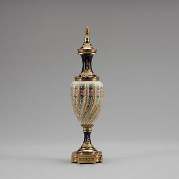 LOCKURNA, porslin, Frankrike, 1900-tal.