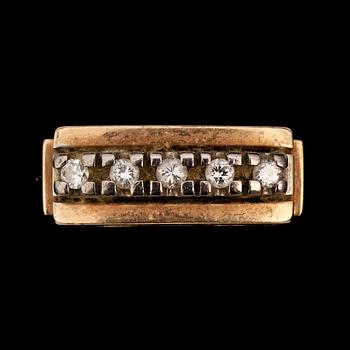 RING, 14k guld med 5 små briljantslipade diamanter. Vikt 6 g.