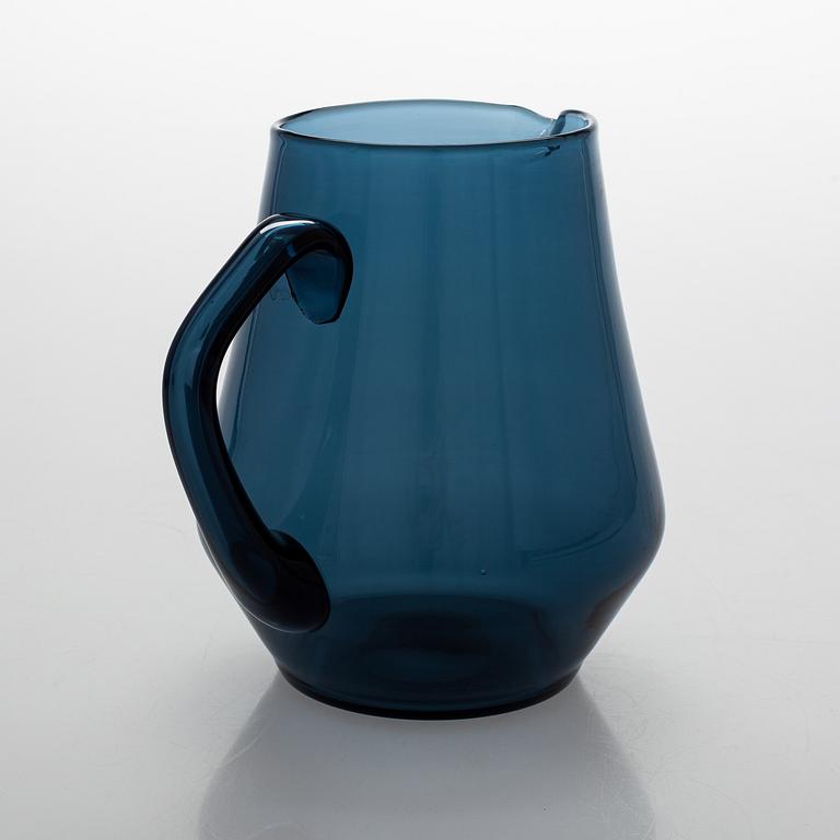 Sakari Pykälä, A pitcher and 15 'Kulma' drinking glasses for Riihimäen Lasi Oy 1956-1968.