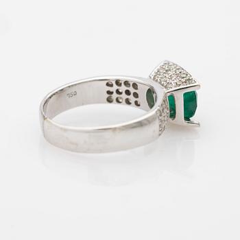 Ring, 18k gold with emerald and diamonds.