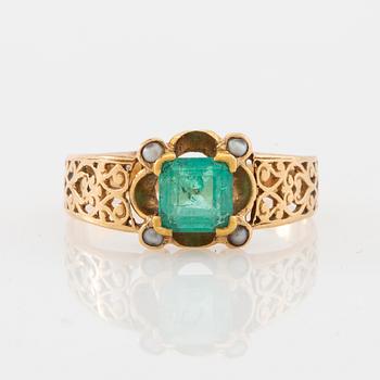 Ring in 18K gold with a step-cut emerald and seed pearls.