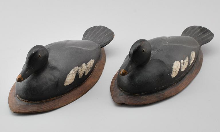 VETTAR, 2 st, målat trä, 1900-talets första hälft.