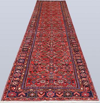 A Hamadan runner, approx. 510 x 107 cm.