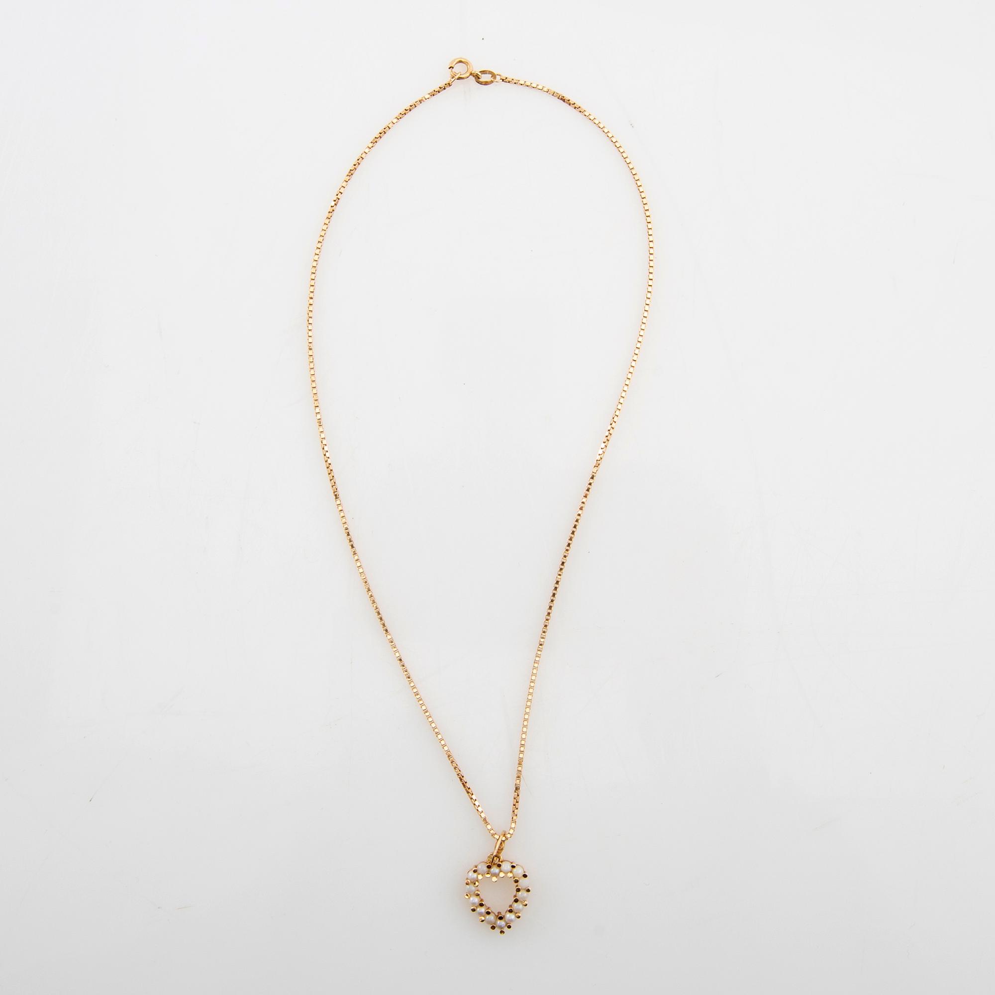Necklace 18K gold with cultured pearls in the shape of a heart.