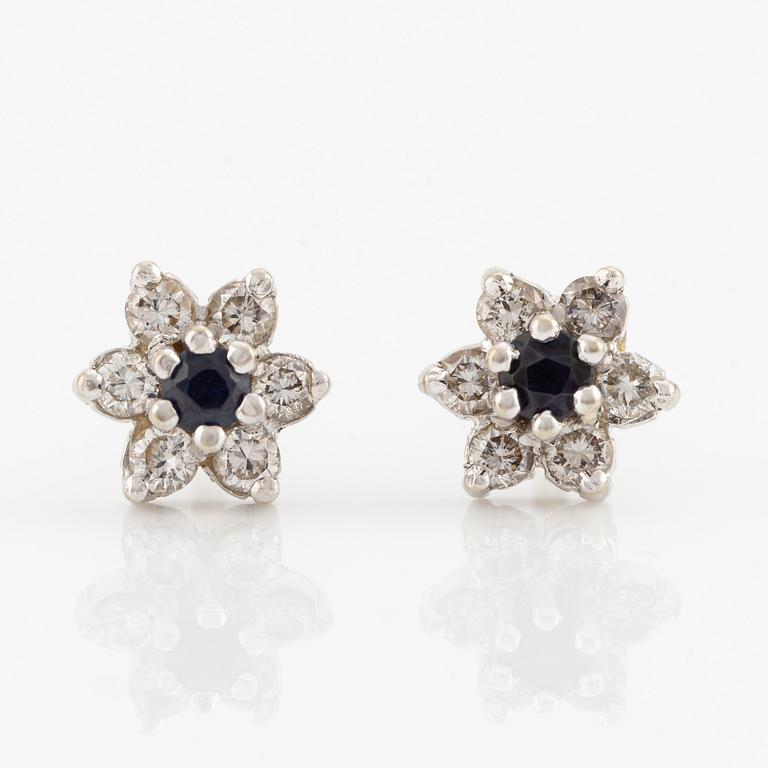 Örhängen, ett par. 18K vitguld med små diamanter och safirer.