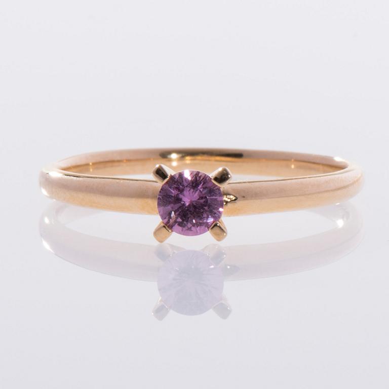 RING, 18K guld, natural pink safir ca 0,20 ct. Vikt 2,1 g.