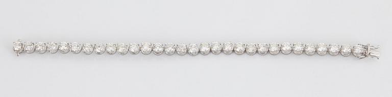 Armband 18K vitguld med runda briljantslipade diamanter totalvikt ca 12.00 ct.