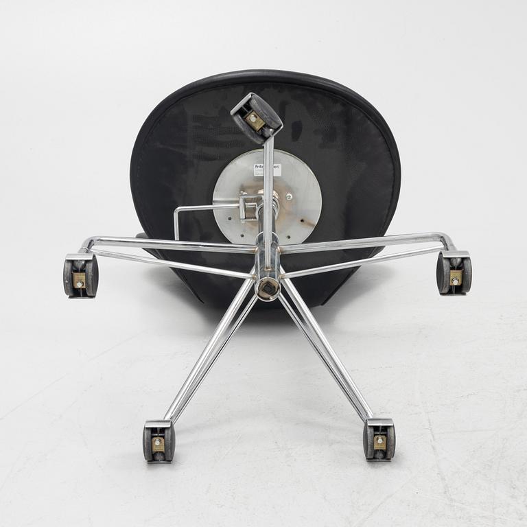 Arne Jacobsen, skrivbordsstol, "Sjuan", Fritz Hansen, Danmark, daterad 2004.