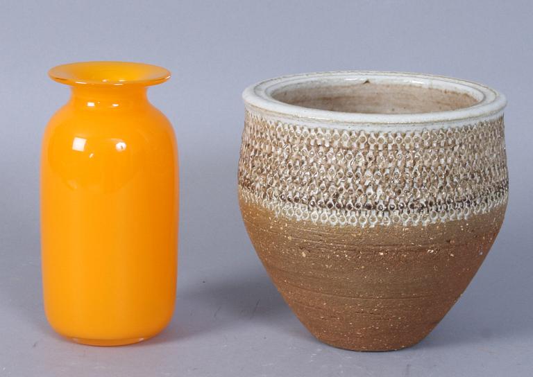 VAS, glas, sign Sigurd Persson samt SKÅL, lergods, sign Else Adrian.